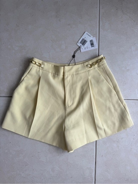 Generation Love Pants - Generation Love Butter Yellow Pleated Shorts with Gold Chain Detail - Size 2